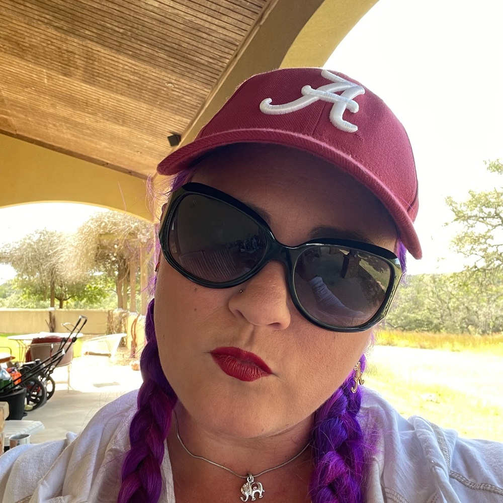 Meet your Posher, Lauren (That crazy lady who changes her hair too much😂🤣)😘🙏 - Picture 2 of 16